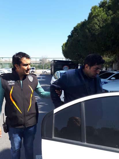 Senegalli Müşterisine Hakaret Eden Taksiciyi Arkadaşları Dövdü!