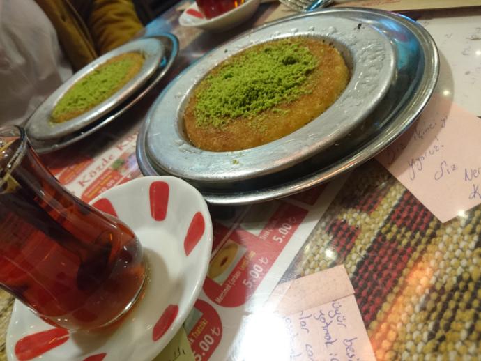 Eminönü'nde Turistlerin Sık Tercih Ettiği Kebapçı ve Künefeciyi Tadımlıyoruz