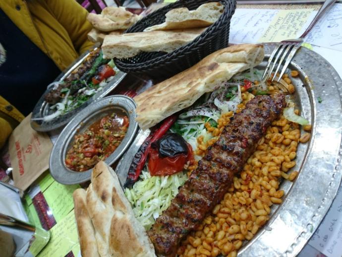 Eminönü'nde Turistlerin Sık Tercih Ettiği Kebapçı ve Künefeciyi Tadımlıyoruz