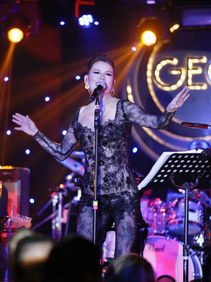 Deniz Seki, Sesi ve Transparan Elbisesiyle Büyüledi (Foto Haber)