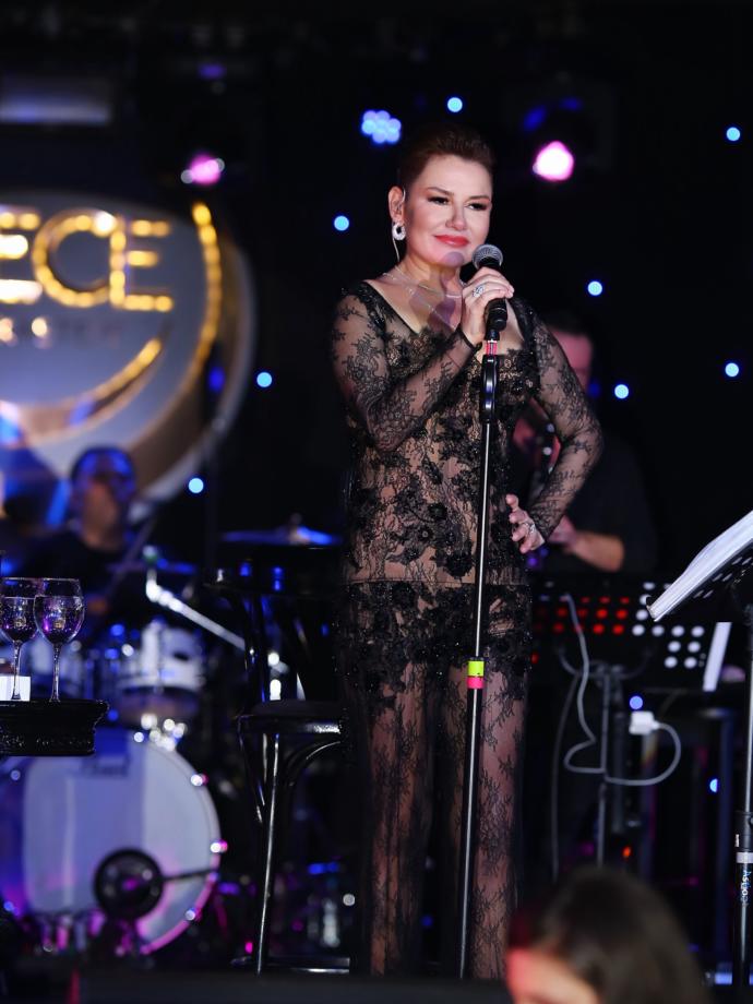 Deniz Seki, Sesi ve Transparan Elbisesiyle Büyüledi (Foto Haber)