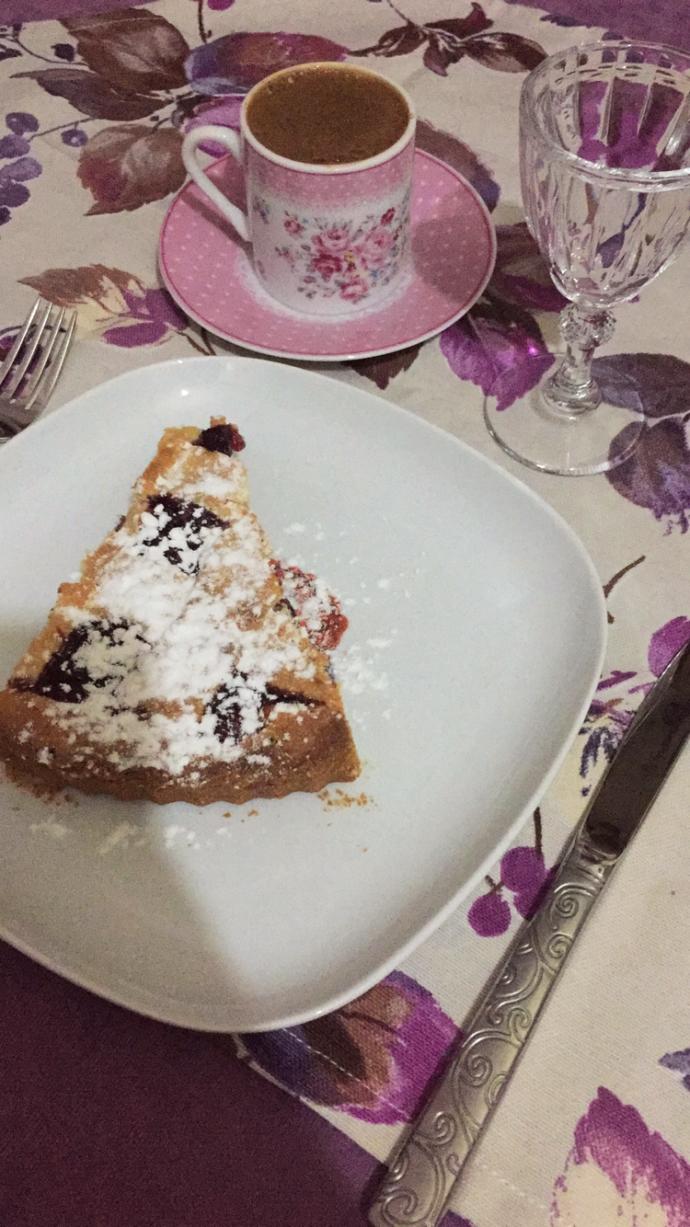 Zahmetli Ama Bir O Kadar da Gönlünüzü Fethedecek Yaz Vişnesinden Tart Nasıl Yapılır?