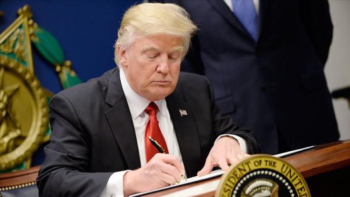 Trump İmzayı Attı!
