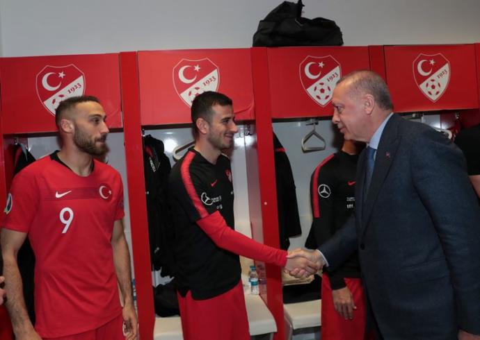 Erdoğan, Moldova Maçında Milli Takımı Yalnız Bırakmadı (Foto Haber)