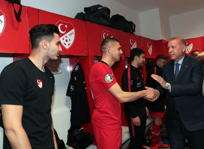 Erdoğan, Moldova Maçında Milli Takımı Yalnız Bırakmadı (Foto Haber)