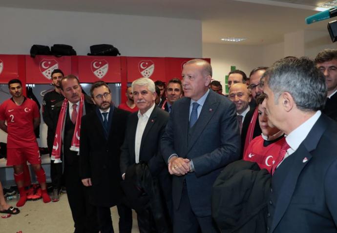 Erdoğan, Moldova Maçında Milli Takımı Yalnız Bırakmadı (Foto Haber)