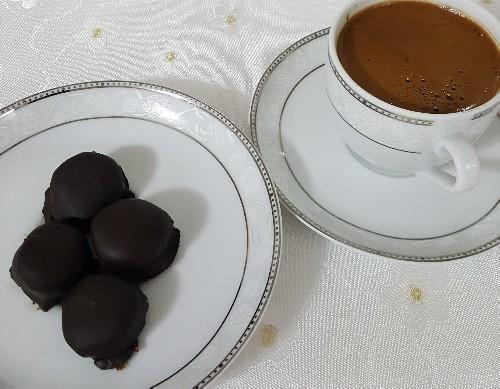 Hem Tatlı İhtiyacını Karşılasın, Hem de Kalorisi Yüksek Olmasın Diyenlere: Muzlu Çikolata Topları