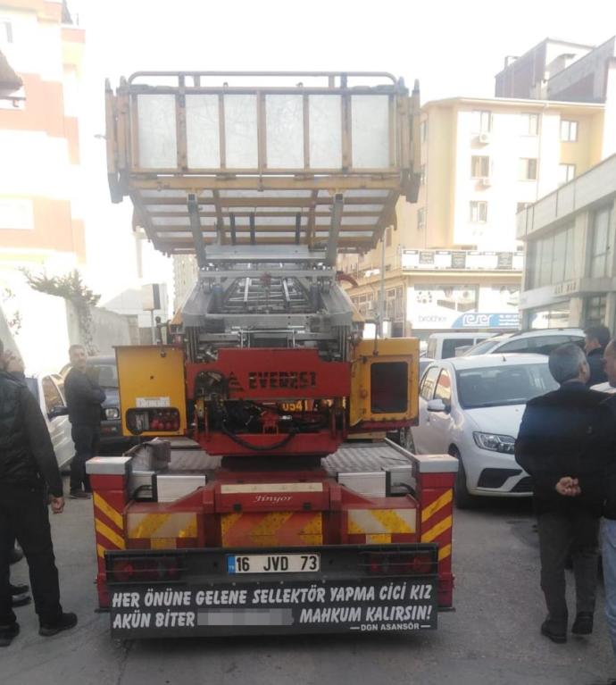 Vincin Arkasına Yazdırdığı Yazıda Kadınlara Hakaret Eden Şoför Para Cezasına Çarptırıldı