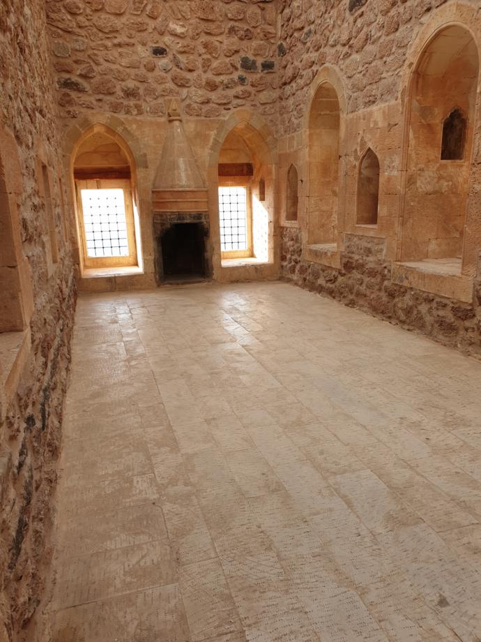 Sarayın görkemli odalarından biri. pencereden bakınca Doğubeyazıt ilçesi ayaklar altında.