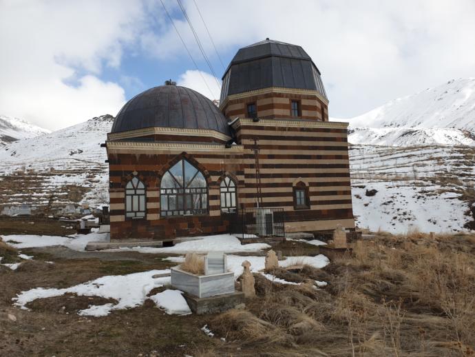 İshak Paşa Sarayının hemen yukarısındaki Ahmed-i Hani camii ve türbesi de görülmeli