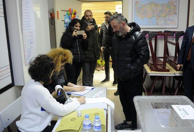 Cem Yılmaz vatandaşlık görevini yerine getirdi