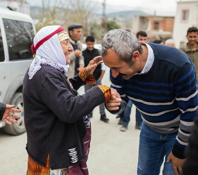 Yerel Seçimlerin En Büyük Kazananı: Türkiyenin TKPli Tek Belediye Başkanı Fatih Mehmet Maçoğlu Yaptıklarıyla Fark Yaratıyor