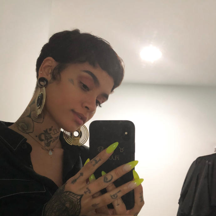 Botokslu ve Gergin Ünlülerin Son Çılgınlığı: Stiletto Tırnaklar!