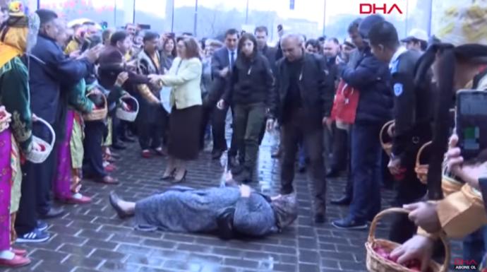 Yurdumuzdan Seçim Kutlamaları: Fatma Şahin'in Önüne Atlayıp