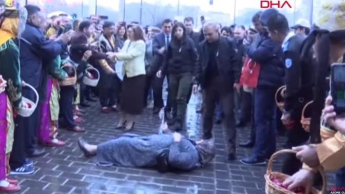 Yurdumuzdan Seçim Kutlamaları: Fatma Şahin'in Önüne Atlayıp "Üstümden Geç" Dedi