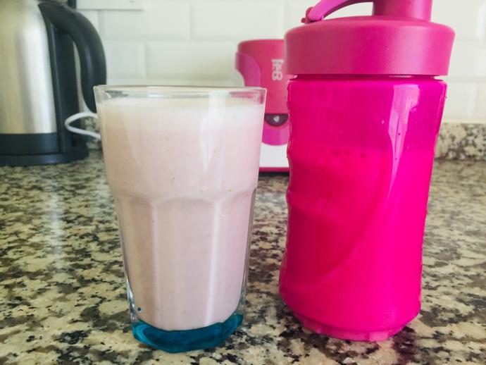 Dünyanın En Kolay Smoothie Tarifi: Çilekli Smoothie