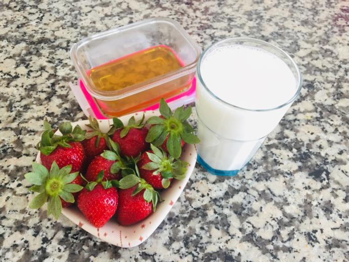 Dünyanın En Kolay Smoothie Tarifi: Çilekli Smoothie