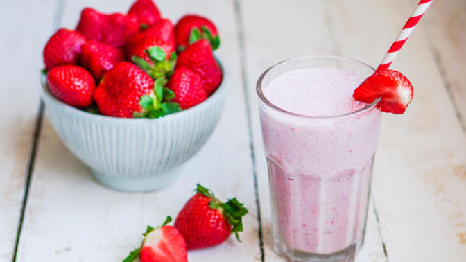 Dünyanın En Kolay Smoothie Tarifi: Çilekli Smoothie