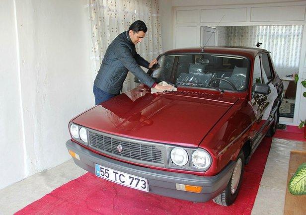 Duyduklarınıza İnanın: Samsunda Bir Kişi Evinin Salonunda 1999 Model Toros Otomobiliyle Beraber Yaşıyor!