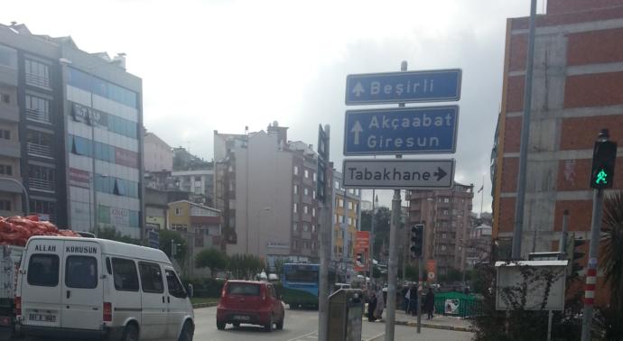 Esprilere konu olan Tabakhane yönü levhası