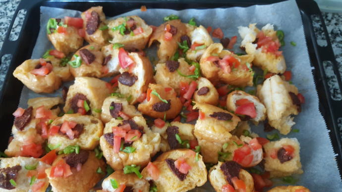 Fırında Yumurtalı, Sucuklu, Domates ve Biberli Ekmek Nasıl Yapılır?