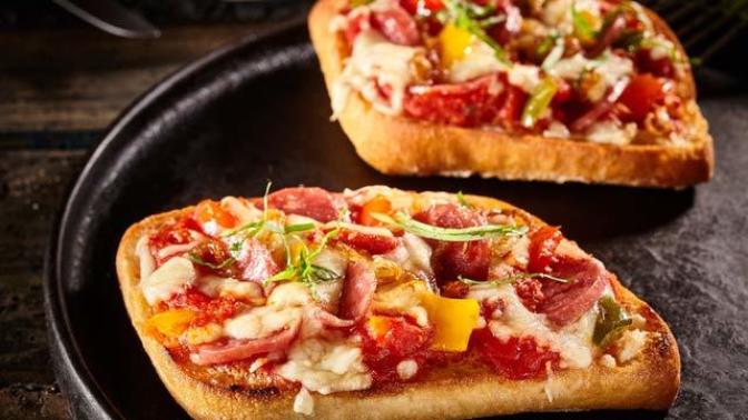 Fırında Yumurtalı, Sucuklu, Domates ve Biberli Ekmek Nasıl Yapılır?