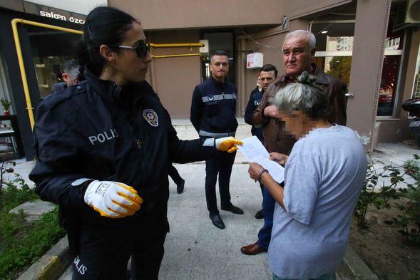 İzmir'de Şikayet Üzerine Bir Eve Giren Ekipler 47 Kedi, 6 Köpek ve 1 Kaplumbağa İle Karşılaştı!