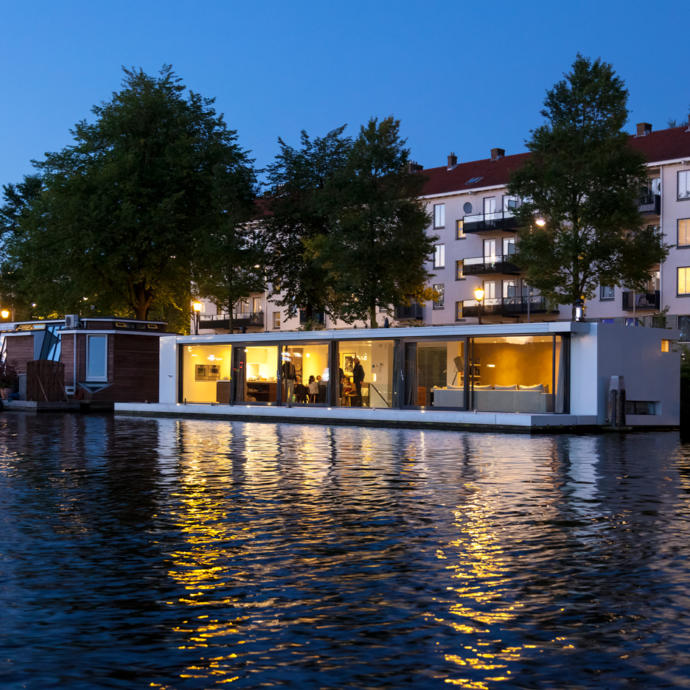 +31 Architects tarafından düzenlenen bu yüzen evin yarısı, Amsterdam'ın Amstel nehrine batırılmış durumda.