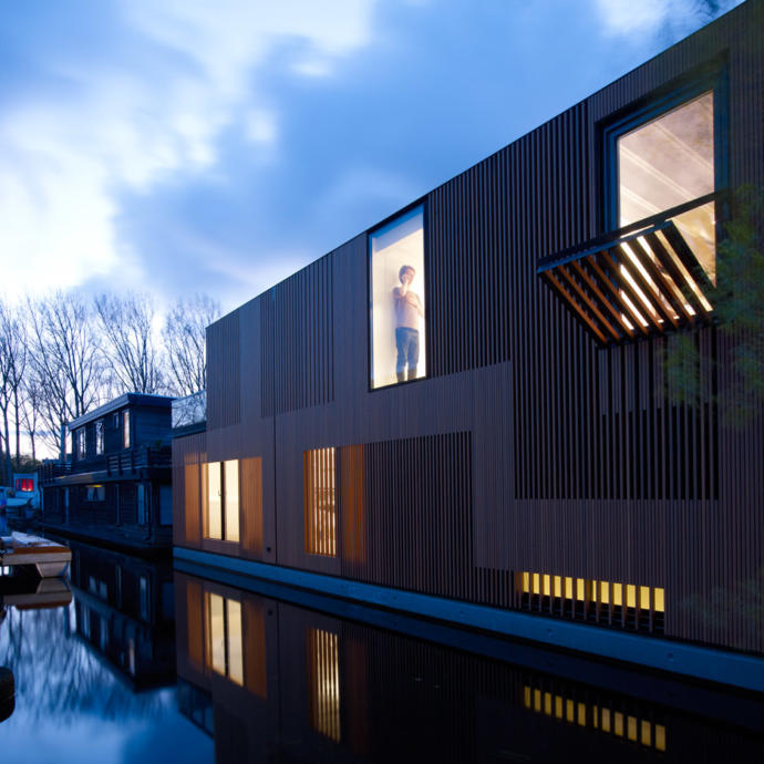 Framework Architect ve Studio Prototype tarafından tasarlanan bu tekne, Amsterdam'ın güneybatısındaki bir kanalda demirlenmiştir.