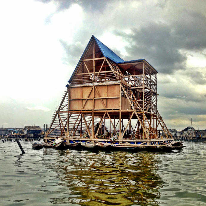 Makoko Yüzen Okulu: Tahmin edilemeyen su seviyelerine sahip Afrika bölgelerinde inşaat için tasarlanan bir prototip.