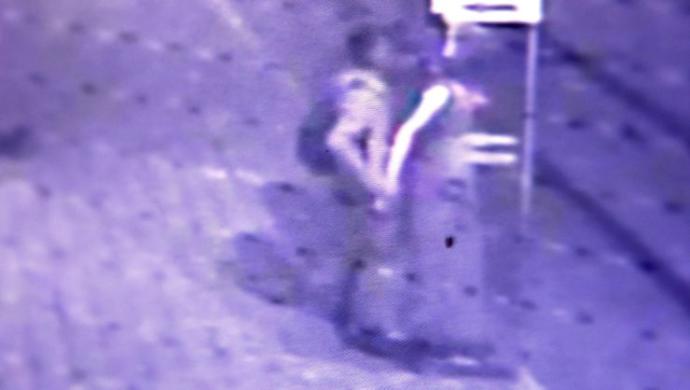 Cansız Mankene Taciz Anı Güvenlik Kamerasında