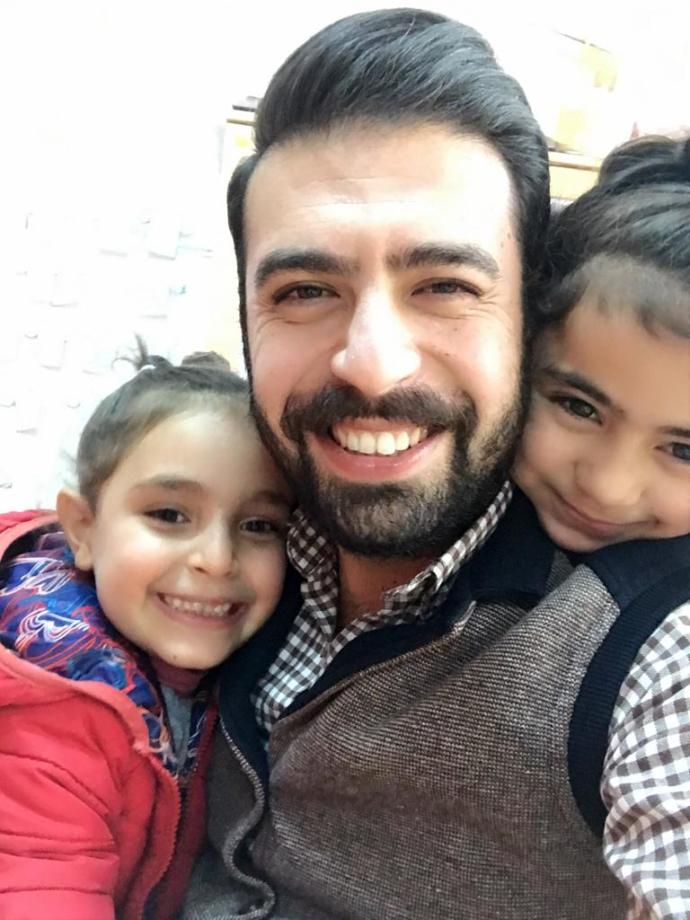 Samimiyet Kokan Bir Köy Öğretmeni: Mardinli Öğrencileriyle Karadeniz Horonu Tepen Murat Öğretmen KizlarSoruyorda!