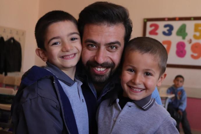 Samimiyet Kokan Bir Köy Öğretmeni: Mardinli Öğrencileriyle Karadeniz Horonu Tepen Murat Öğretmen KizlarSoruyorda!