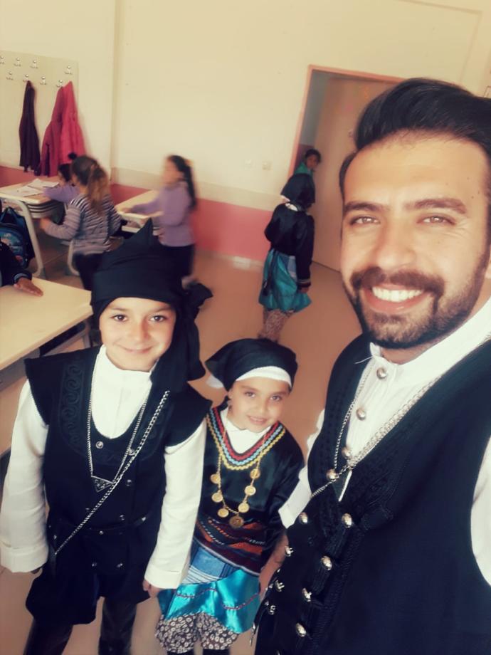 Samimiyet Kokan Bir Köy Öğretmeni: Mardinli Öğrencileriyle Karadeniz Horonu Tepen Murat Öğretmen KizlarSoruyorda!