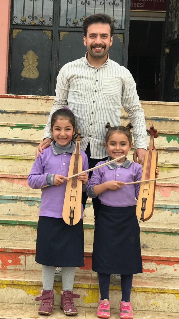 Samimiyet Kokan Bir Köy Öğretmeni: Mardinli Öğrencileriyle Karadeniz Horonu Tepen Murat Öğretmen KizlarSoruyorda!