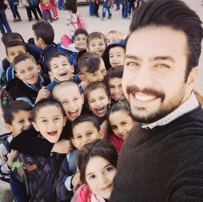 Samimiyet Kokan Bir Köy Öğretmeni: Mardinli Öğrencileriyle Karadeniz Horonu Tepen Murat Öğretmen KizlarSoruyorda!