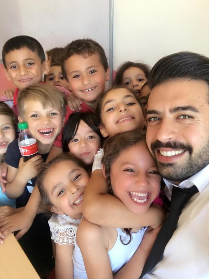Samimiyet Kokan Bir Köy Öğretmeni: Mardinli Öğrencileriyle Karadeniz Horonu Tepen Murat Öğretmen KizlarSoruyorda!