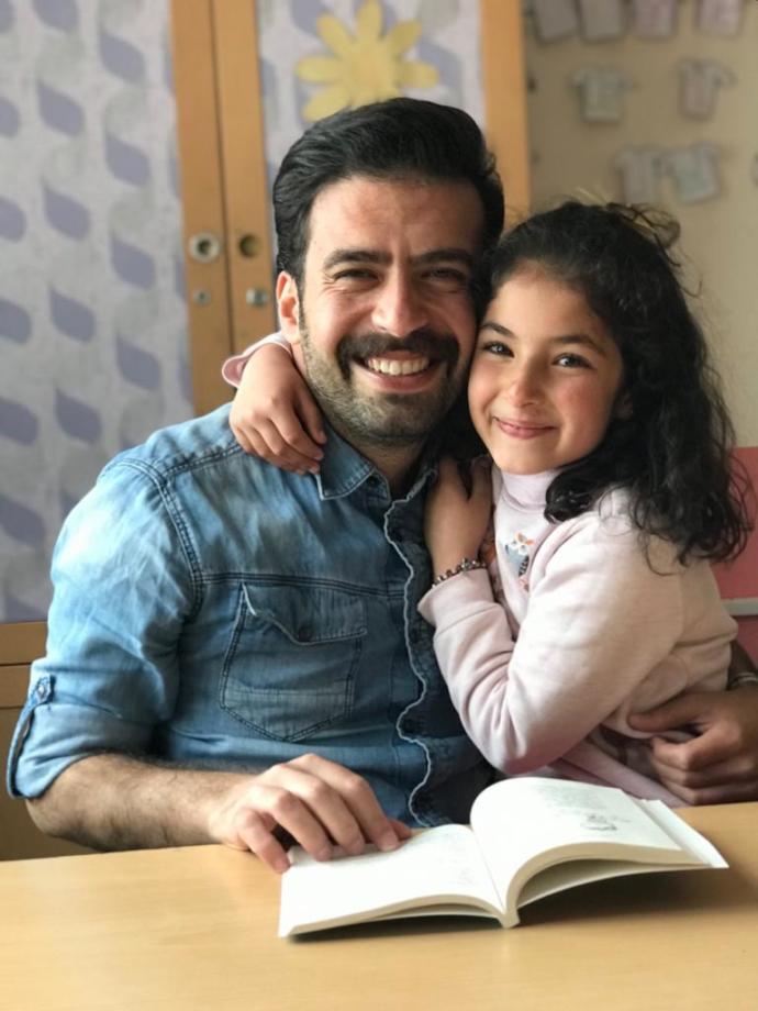 Samimiyet Kokan Bir Köy Öğretmeni: Mardinli Öğrencileriyle Karadeniz Horonu Tepen Murat Öğretmen KizlarSoruyorda!