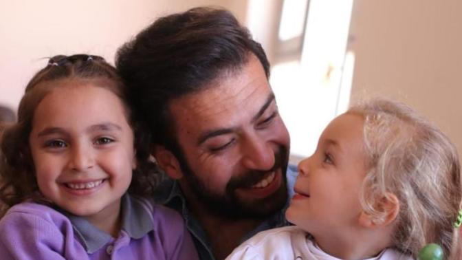 Samimiyet Kokan Bir Köy Öğretmeni: Mardinli Öğrencileriyle Karadeniz Horonu Tepen Murat Öğretmen KizlarSoruyor'da!