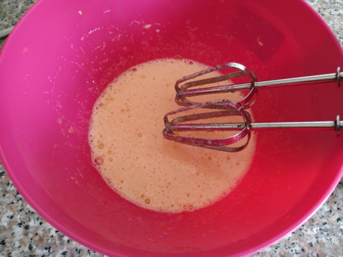 Ekşimsi Tatlı: Tart Kekten Orman Meyvesi Soslu Ağlayan Pasta