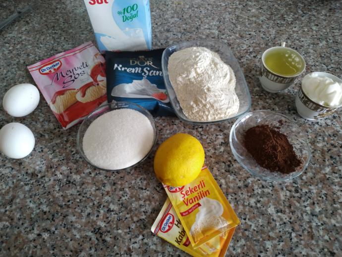 Ekşimsi Tatlı: Tart Kekten Orman Meyvesi Soslu Ağlayan Pasta