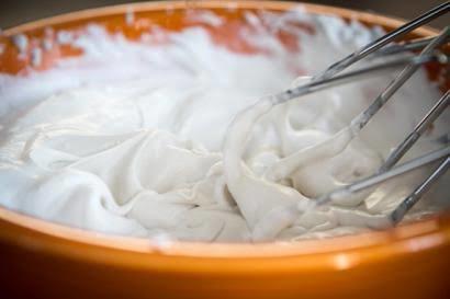 Ekşimsi Tatlı: Tart Kekten Orman Meyvesi Soslu Ağlayan Pasta