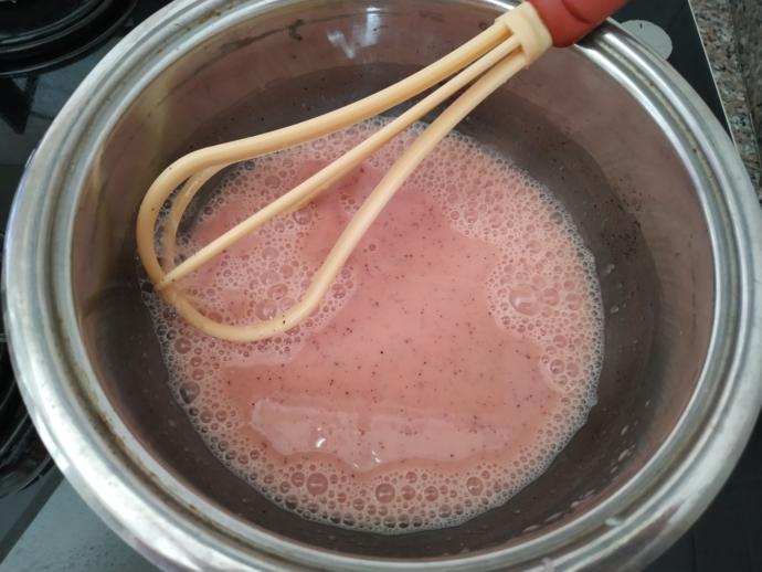 Ekşimsi Tatlı: Tart Kekten Orman Meyvesi Soslu Ağlayan Pasta