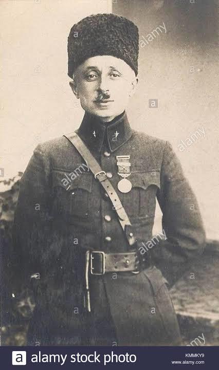 Güney Cephesi Komutanı ve bir dönemin Millî Savunma Bakanı Refet Bele.