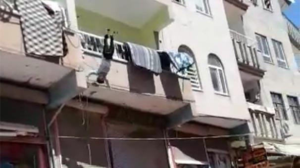 Balkondan Düşen Çocuk Havada Yakalandı!