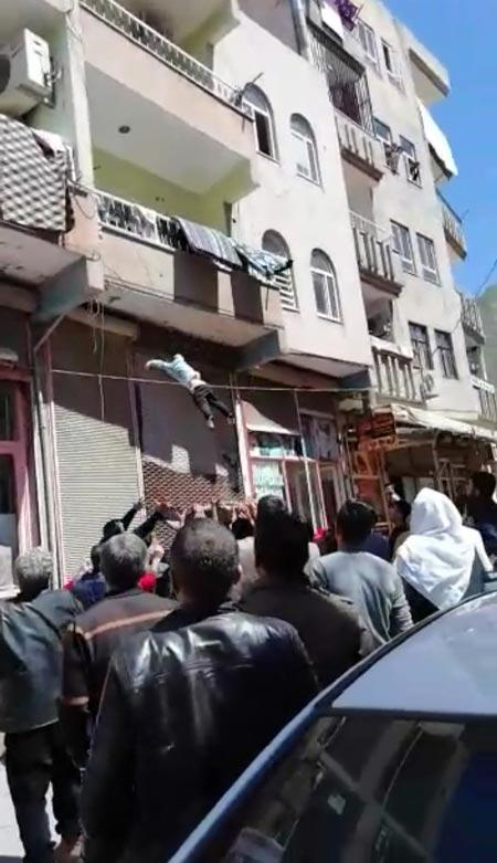 Balkondan Düşen Çocuk Havada Yakalandı!