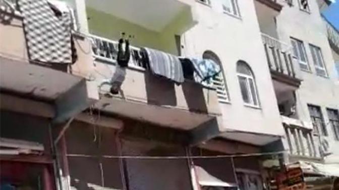 Balkondan Düşen Çocuk Havada Yakalandı!