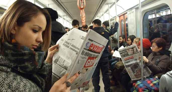 Ayakta okuyor bir de yuh!! :D