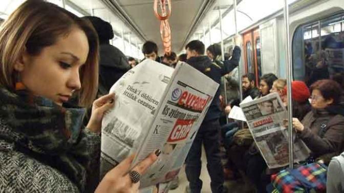 Metroda Göz Göze Gelmemek İçin Girilen Komik Haller