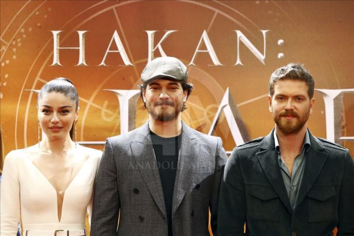 Çağatay Ulusoy (ortada), Ayça Ayşin Turan (solda) ve Engin Öztürk (sağda)